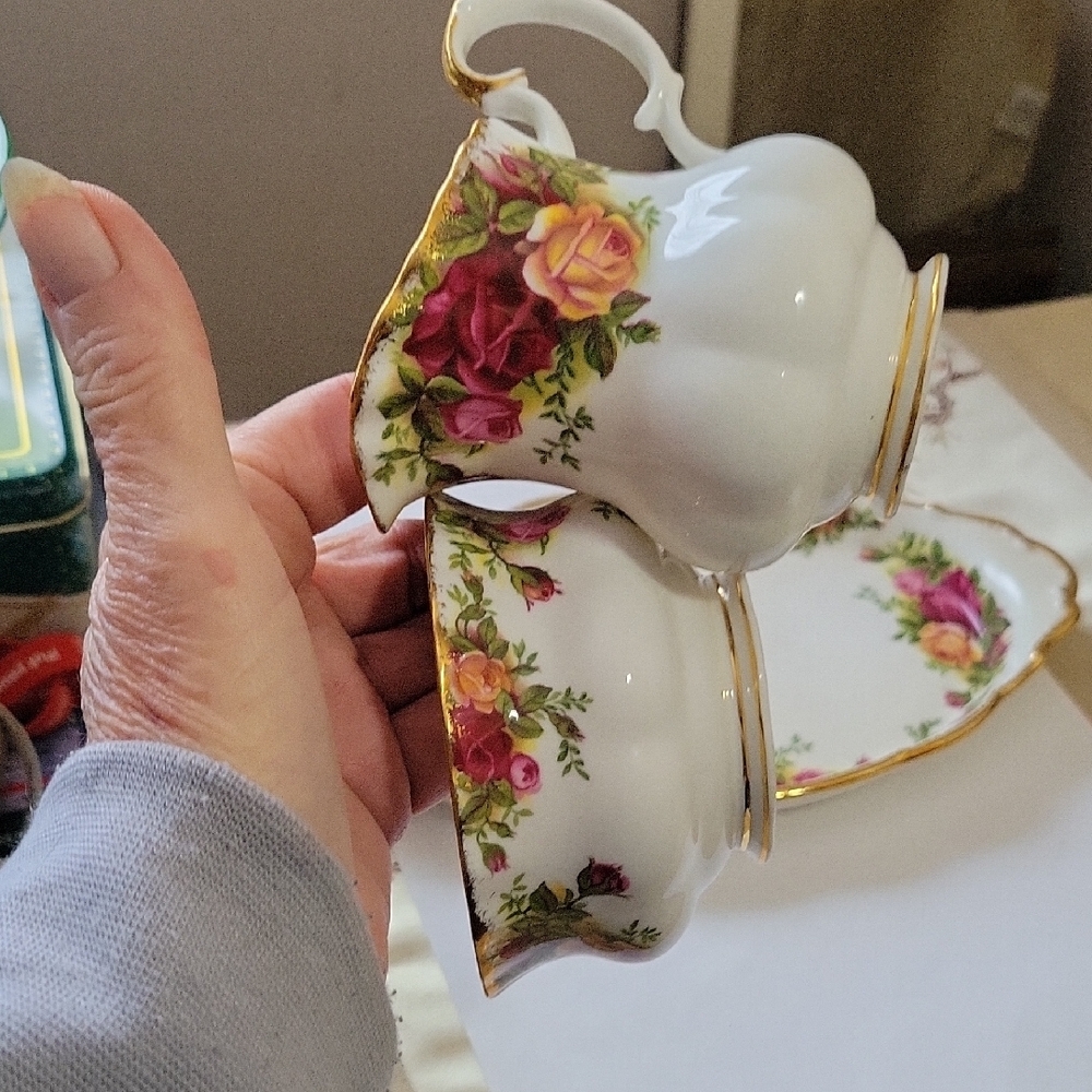1962 Royal Albert~ Old Countrt Roses~ Cream & Sugar Set - Picture 2 of 4